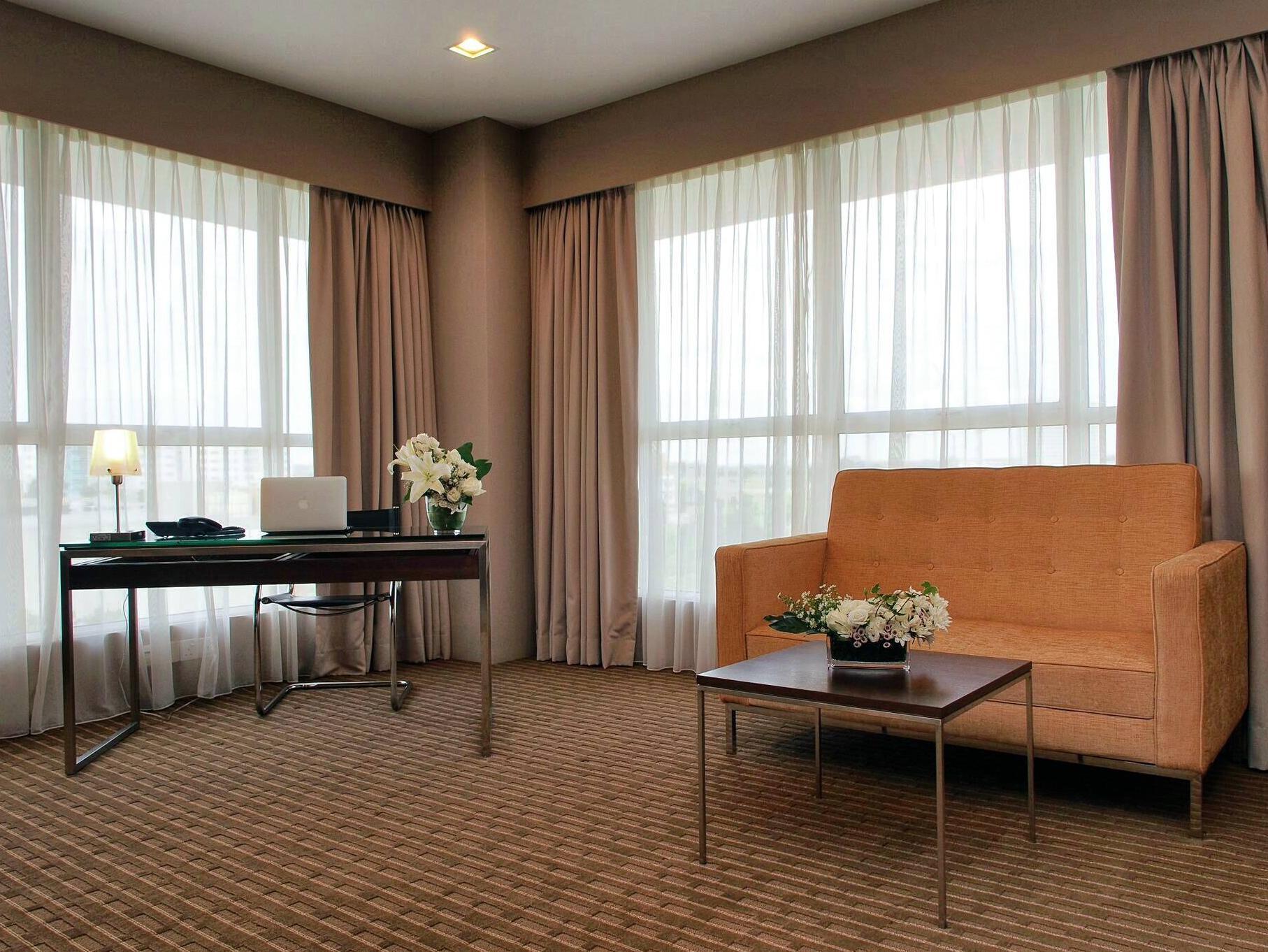 Hotel Primera Suite Сайберджая Экстерьер фото