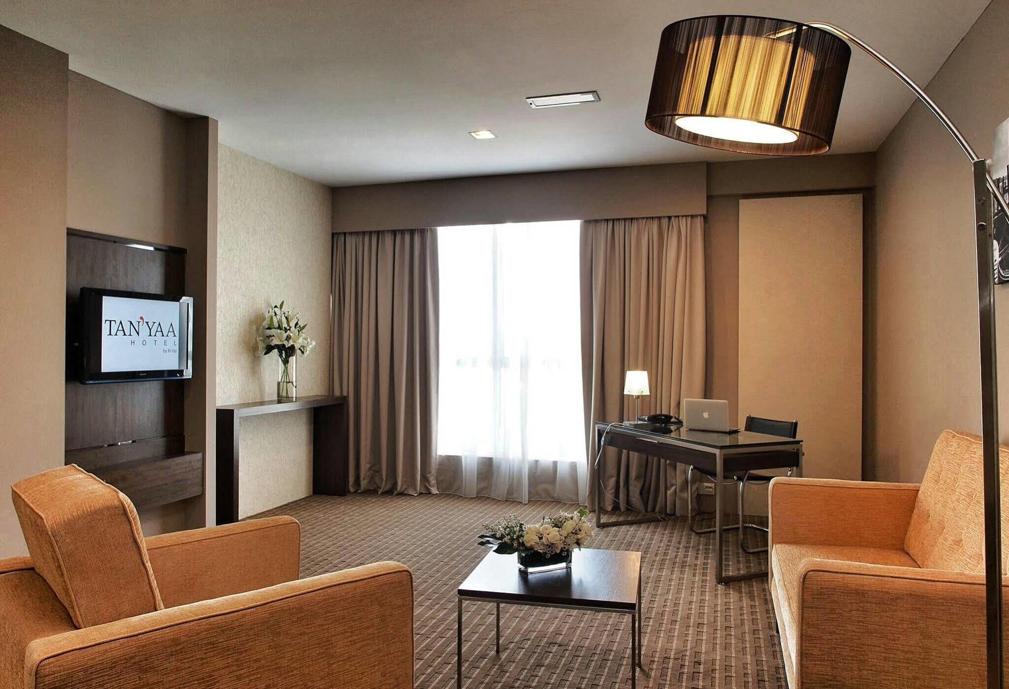 Hotel Primera Suite Сайберджая Экстерьер фото