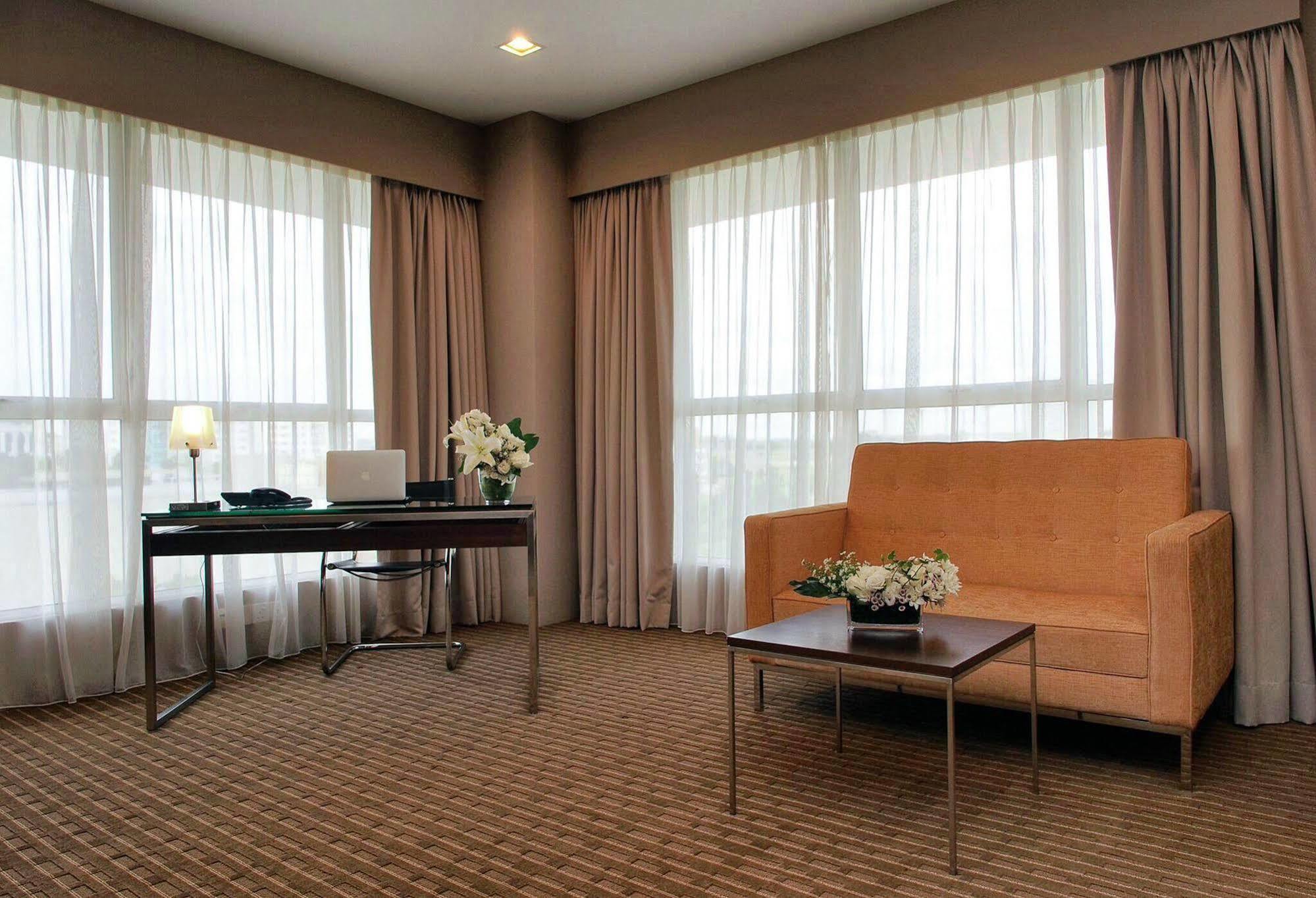 Hotel Primera Suite Сайберджая Экстерьер фото