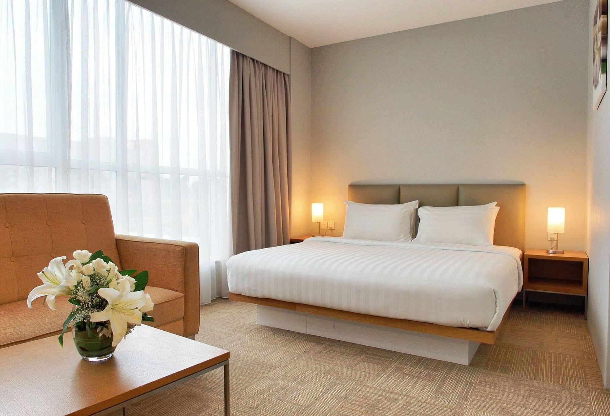 Hotel Primera Suite Сайберджая Экстерьер фото